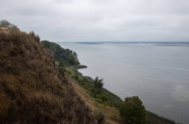 Dnipro nehrinin üstündeki bir paraşütten sonbahar manzarası