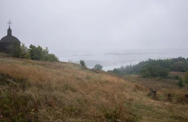 Nehrin üzerindeki sisli sonbahar manzarası