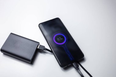 Elektrik bankasından akıllı telefonu şarj etmek. 