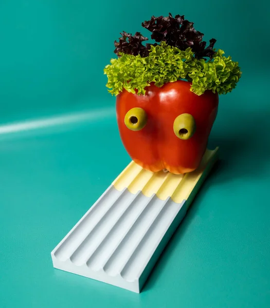 Zeytin ve maruldan yapılmış komik bir biber surat.