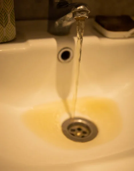 Paslı suyla akan musluğu kapat. Su tedarik sisteminin tamiri