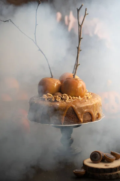 Karamellüberzogene Äpfel Mit Zweigen Auf Rundem Kuchen Mit Walnüssen Nebel — Stockfoto
