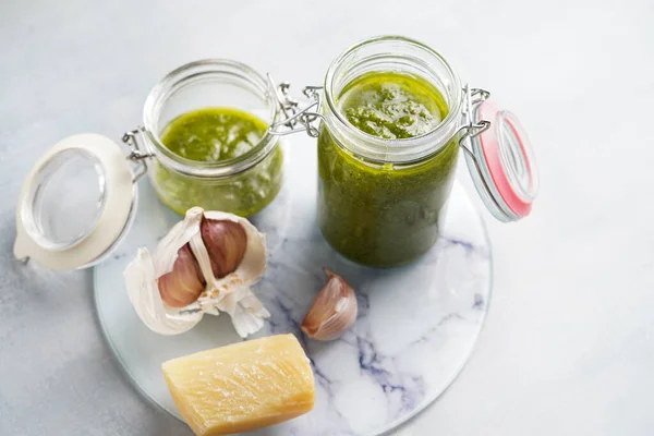 Vários Pequenos Frascos Pedreiro Vidro Com Molho Manjericão Italiano Verde — Fotografia de Stock