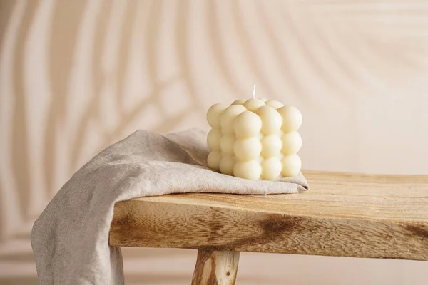 Uma Vela Bolha Quadrada Esbranquiçada Pano Linho Uma Mesa Madeira — Fotografia de Stock