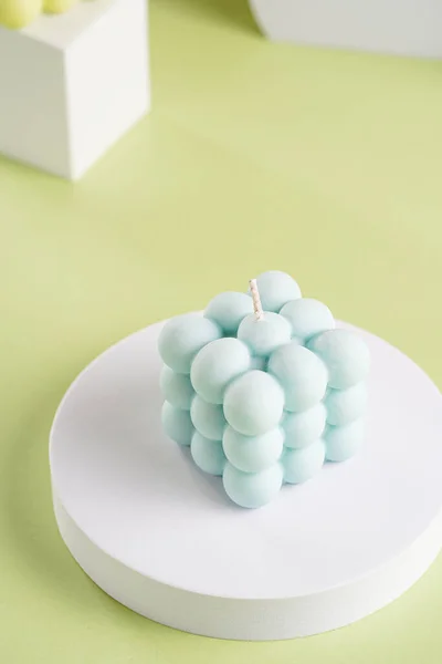 Eine Blaue Quadratische Blasenkerze Auf Einem Weißen Oval Auf Pastellgrüner — Stockfoto