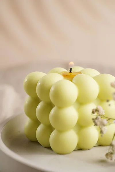 Ett Vitt Fyrkantigt Bubbelljus Betongbricka Ett Linneduk Med Blommande Gren — Stockfoto