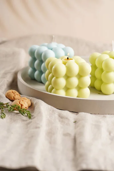 Yeşil Mavi Beyaz Baloncuk Mumlar Keten Bir Masa Örtüsünün Üzerinde — Stok fotoğraf