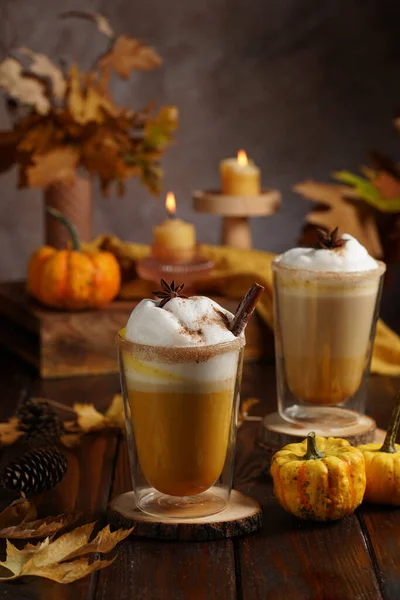 Dois Copos Uma Bebida Café Latte Abóbora Laranja Com Chantilly — Fotografia de Stock