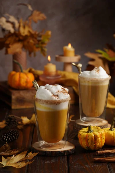 Dois Copos Uma Bebida Café Latte Abóbora Laranja Com Chantilly — Fotografia de Stock