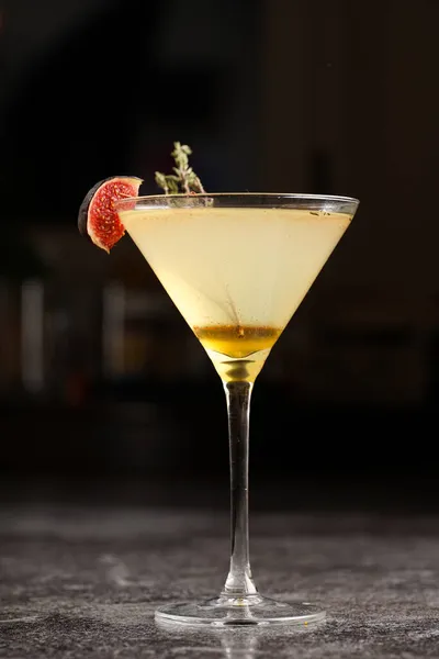 Bir Martini Bardağı Sarı Alkollü Içki Kekik Dalı Bal Gri — Stok fotoğraf