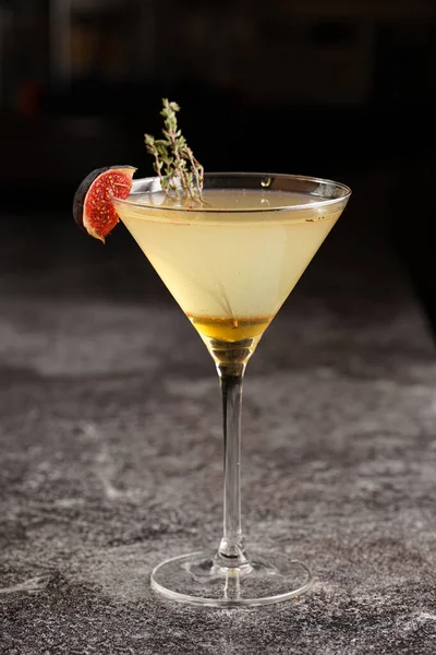 Ett Martini Glas Med Gul Alkoholhaltig Dryck Sprit Med Timjan — Stockfoto