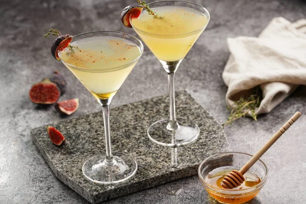 Sarı Alkolsüz Limonata Kekik Dalıyla Iki Martini Bardağı Bal Gri — Stok fotoğraf
