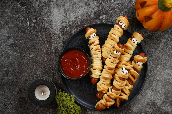 Cute Halloween Party Snack Wiener Sausage Sugar Eyes Wrapped Dough — Stock Photo, Image