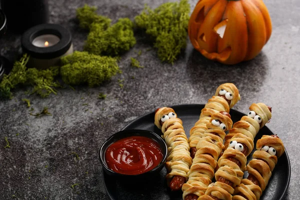 Słodka Halloween Party Snack Kiełbasa Parówka Oczami Cukru Zawinięte Paski — Zdjęcie stockowe