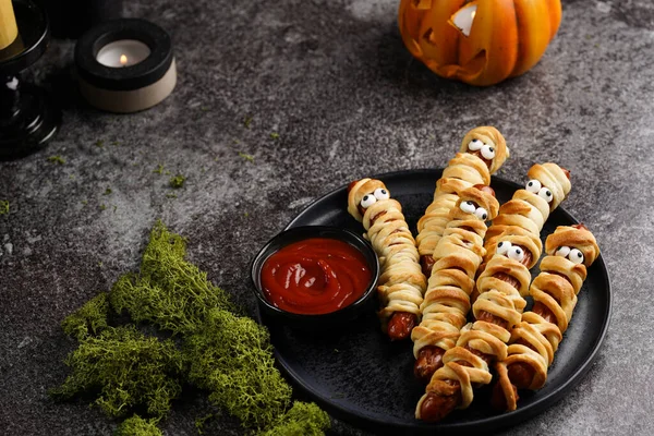 Słodka Halloween Party Snack Kiełbasa Parówka Oczami Cukru Zawinięte Paski — Zdjęcie stockowe