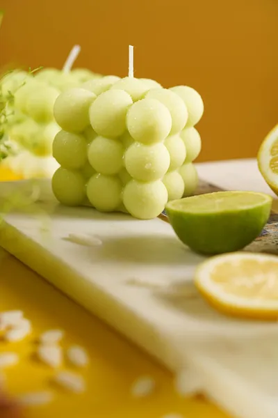 Зелена Біла Свічка Бульбашки Оточена Половинками Лимона Лайма Свіжий Чебрець — стокове фото