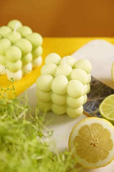 Zelená Bílá Bublinková Svíčka Obklopená Citronovou Limetkovou Půlkou Čerstvý Tymián — Stock fotografie