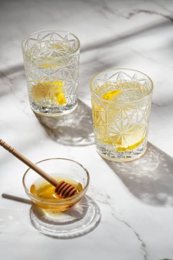 İki bardak su ve limonlu, sabah ışığında bal - kahvaltı