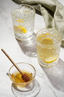 İki bardak su ve limonlu, sabah ışığında bal - kahvaltı