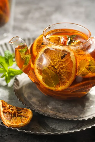 Průhledný Čajový Hrnec Naplněný Černým Čajem Pomeranči Mátou Šedém Povrchu — Stock fotografie