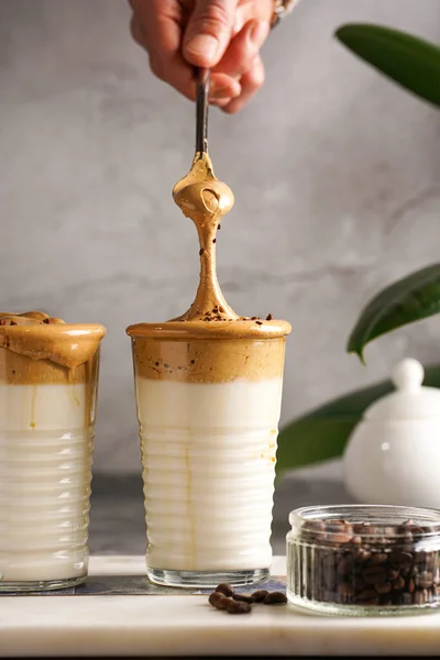 Mužská Ruka Míchání Módní Korejský Nápoj Dalgona Káva Latte Šlehané — Stock fotografie