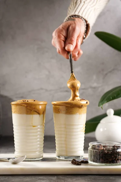 Mužská Ruka Míchání Módní Korejský Nápoj Dalgona Káva Latte Šlehané — Stock fotografie
