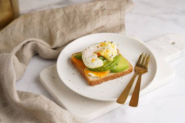 - Krem peynirli tost ekmeği, avokado ve mermer tepside haşlanmış yumurta.