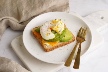 - Krem peynirli tost ekmeği, avokado ve mermer tepside haşlanmış yumurta.