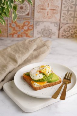 - Krem peynirli tost ekmeği, avokado ve mermer tepside haşlanmış yumurta.