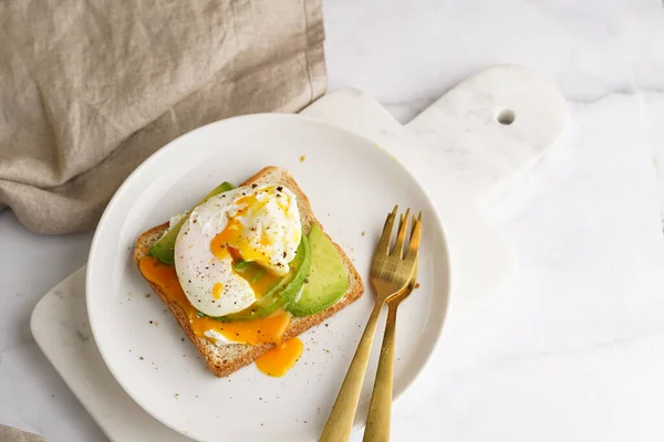Herzhaftes Frühstück Toastbrot Mit Frischkäse Avocado Und Pochiertem Auf Einem — Stockfoto