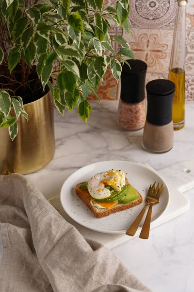 Herzhaftes Frühstück Toastbrot Mit Frischkäse Avocado Und Pochiertem Auf Einem — Stockfoto