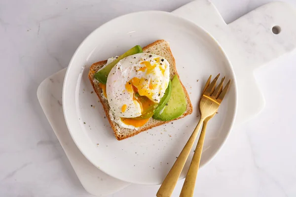 Herzhaftes Frühstück Toastbrot Mit Frischkäse Avocado Und Pochiertem Auf Einem — Stockfoto