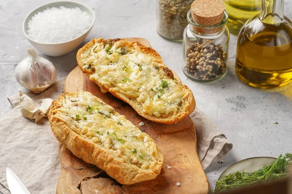 Deux Moitiés Pain Ail Beurre Baguette Sur Une Planche Bois — Photo