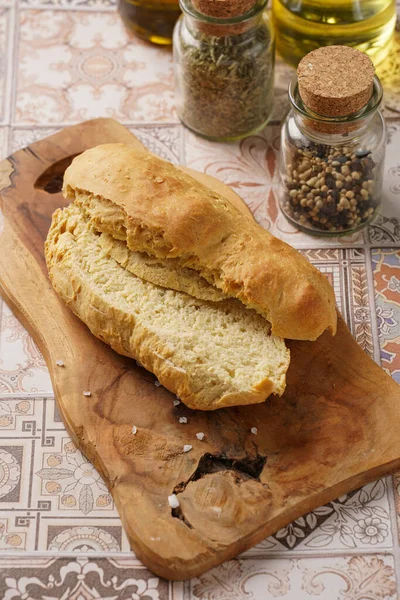 東洋の板の上に自家製小麦パンのローフ — ストック写真