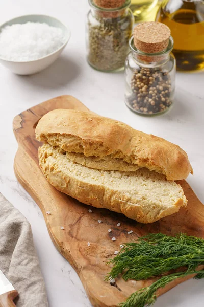 Pão Trigo Caseiro Uma Tábua Madeira Superfície Mármore — Fotografia de Stock