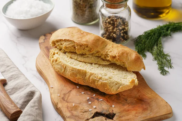 Pão Trigo Caseiro Uma Tábua Madeira Superfície Mármore — Fotografia de Stock