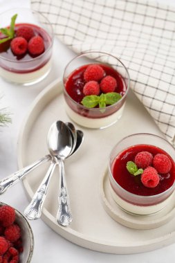 İtalyan sütlü panna cotta ahududu reçeli ve beton tepside taze ahududu.