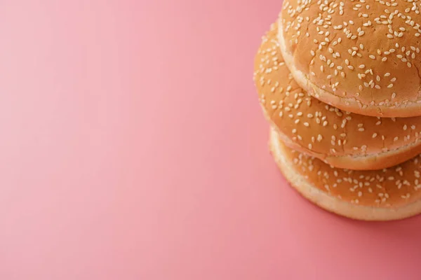 Three White Wheat Burger Buns Sesame Seeds Pink Seamless Surface — Stock Photo, Image
