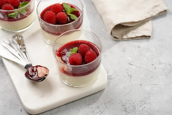 İtalyan sütlü panna cotta ahududu reçeli, taze ahududu ve mermer tahtada naneli