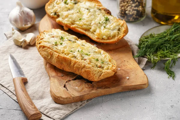 Deux Moitiés Pain Ail Beurre Baguette Sur Une Planche Bois — Photo