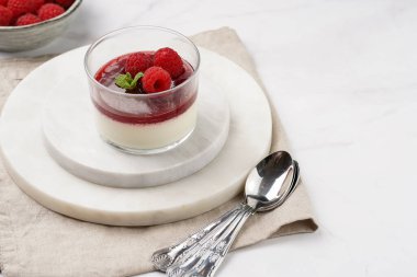 İtalyan sütlü tatlı panna cotta ahududu reçeli, taze ahududu ve mermer tahtalar üzerinde nane şekeri, kopyalama alanı