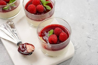 İtalyan sütlü panna cotta ahududu reçeli, taze ahududu ve mermer tahtada naneli