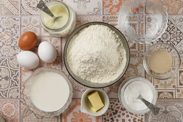 Backzutaten Für Teig Weißmehl Eier Milch Hefe Zucker Salz Auf — Stockfoto