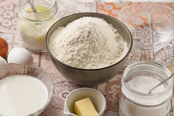Backzutaten Für Teig Weißmehl Eier Milch Hefe Zucker Salz Auf — Stockfoto