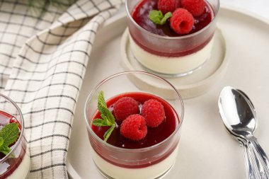 İtalyan sütlü panna cotta ahududu reçeli, taze ahududu ve beton tepside naneli.