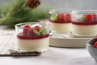 İtalyan sütlü panna cotta ahududu reçeli, taze ahududu ve beton tepside naneli.