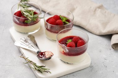 İtalyan sütlü panna cotta ahududu reçeli, taze ahududu ve mermer tahtada naneli