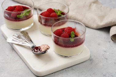 İtalyan sütlü panna cotta ahududu reçeli, taze ahududu ve mermer tahtada naneli