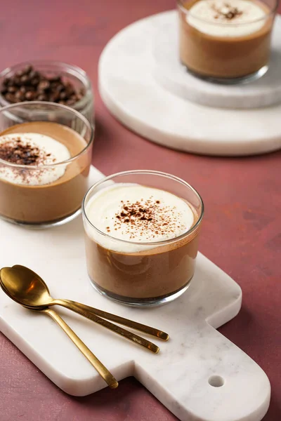 Italský Čokoládový Kávový Mousse Dezert Semifreddo Polomražená Zmrzlina Šlehačkou Kakaovým — Stock fotografie