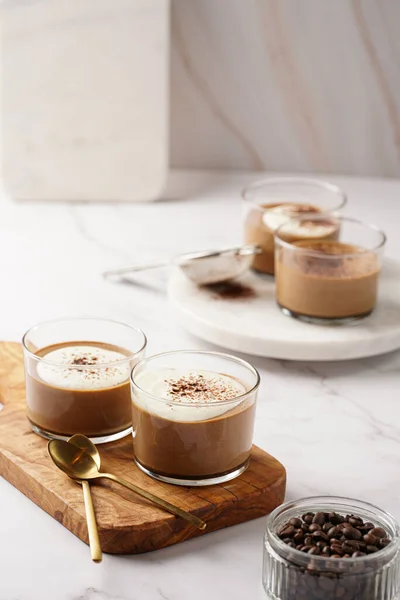 Italský Čokoládový Kávový Mousse Dezert Semifreddo Polomražená Zmrzlina Šlehačkou Kakaovým — Stock fotografie